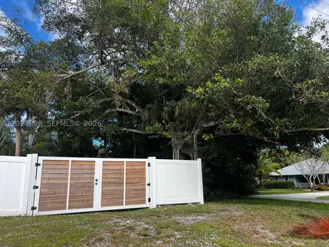 Exterior - 1023 SE 7th St, Stuart, FL 34996 photo 7 of 30