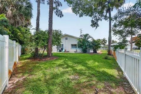 Exterior - 1023 SE 7th St, Stuart, FL 34996 photo 11 of 30