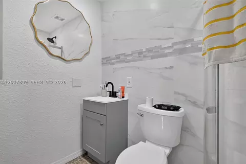 Bath - 1023 SE 7th St, Stuart, FL 34996 photo 5 of 6