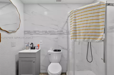 Bath - 1023 SE 7th St, Stuart, FL 34996 photo 6 of 6