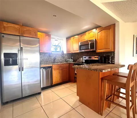 8290 Lake Dr #506, Doral, FL 33166