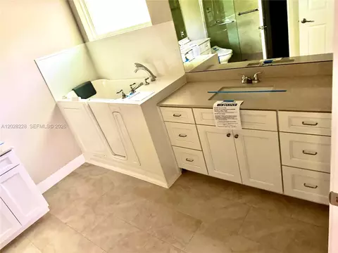 Bath - 451 NE 151 Ter, Williston, FL 32696 photo 1 of 3