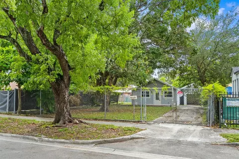 352 NW 41st St, Miami, FL 33127