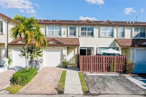 9581 SW 3rd St, Pembroke Pines, FL 33025