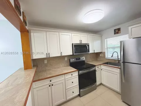 9281 Sunrise Lakes Blvd #209, Sunrise, FL 33322