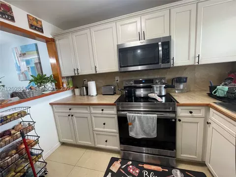 9281 Sunrise Lakes Blvd #209, Sunrise, FL 33322