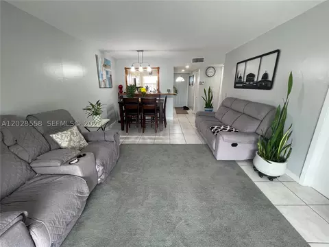 9281 Sunrise Lakes Blvd #209, Sunrise, FL 33322