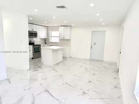 Living - 712 Hialeah Dr, Hialeah, FL 33010 photo 4 of 5