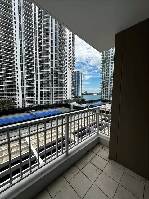 Exterior - 801 Brickell Key Blvd #906, Miami, FL 33131 photo 1 of 7
