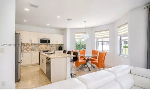 10555 NW 69th Ter, Doral, FL 33178