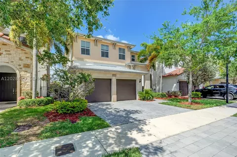 10555 NW 69th Ter, Doral, FL 33178