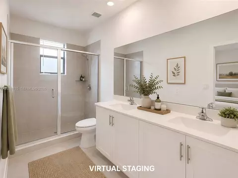 Bath - 3448 W 110th Ter, Hialeah, FL 33018 photo 2 of 3
