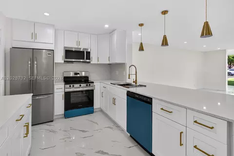 201 SE 11th Ter #102, Dania Beach, FL 33004