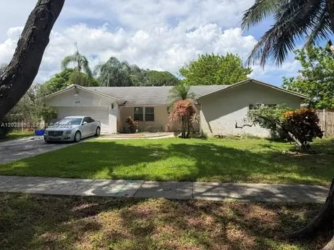 2015 Pinehurst Dr, West Palm Beach, FL 33407