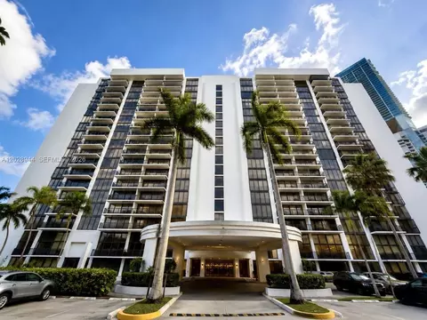 1450 Brickell Bay Dr #810, Miami, FL 33131