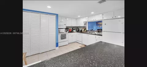 9427 NW 42nd St, Sunrise, FL 33351