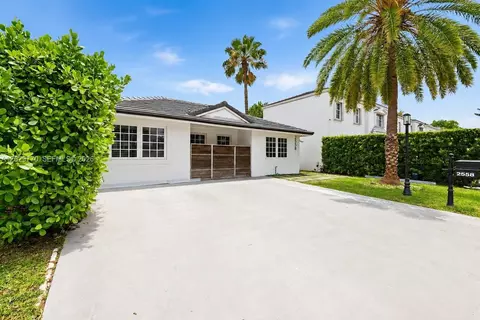 2558 NE 206th Ter, Aventura, FL 33180