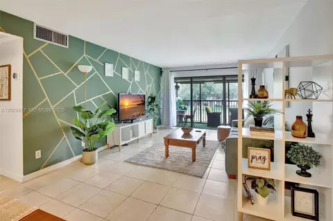 5821 Washington St #30, Hollywood, FL 33023