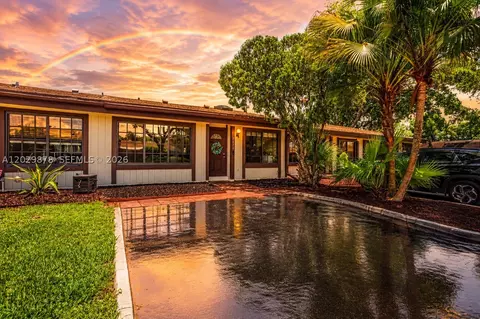 2321 Pine Needle Ct, Pembroke Pines, FL 33026
