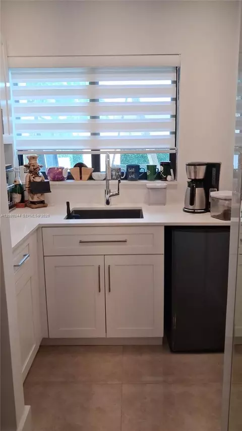 Kitchen - 17531 NW 62nd Pl N, Hialeah, FL 33015 photo 3 of 3