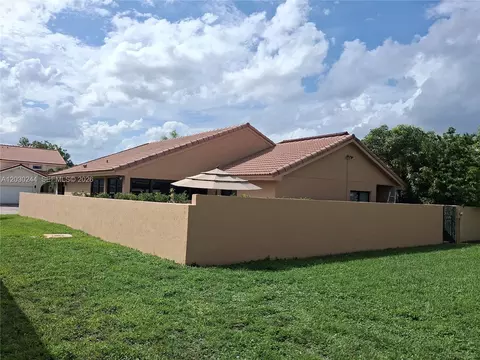 Exterior - 17531 NW 62nd Pl N, Hialeah, FL 33015 photo 2 of 4