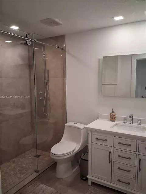 Bath - 17531 NW 62nd Pl N, Hialeah, FL 33015 photo 1 of 1