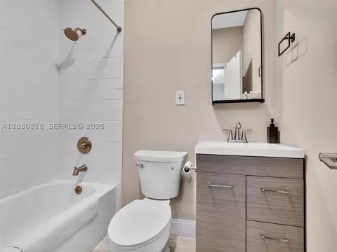 Bath - 8052 NW 161st Ter, Miami Lakes, FL 33016 photo 2 of 6