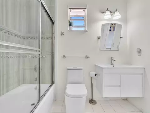 Bath - 8052 NW 161st Ter, Miami Lakes, FL 33016 photo 5 of 6