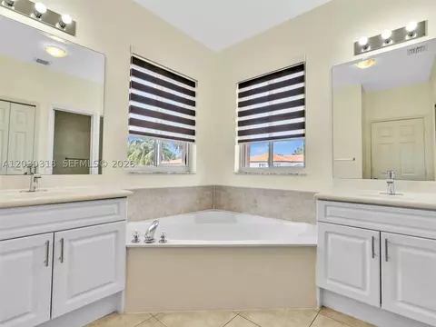 Bath - 8052 NW 161st Ter, Miami Lakes, FL 33016 photo 6 of 6