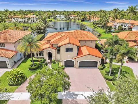 8052 NW 161st Ter, Miami Lakes, FL 33016