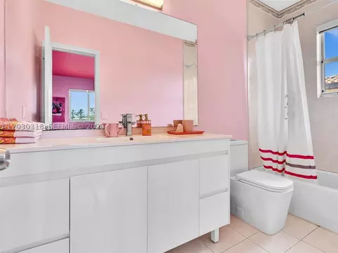 Bath - 8052 NW 161st Ter, Miami Lakes, FL 33016 photo 4 of 6