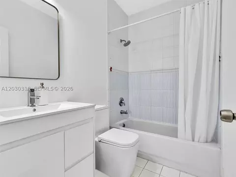 Bath - 8052 NW 161st Ter, Miami Lakes, FL 33016 photo 3 of 6
