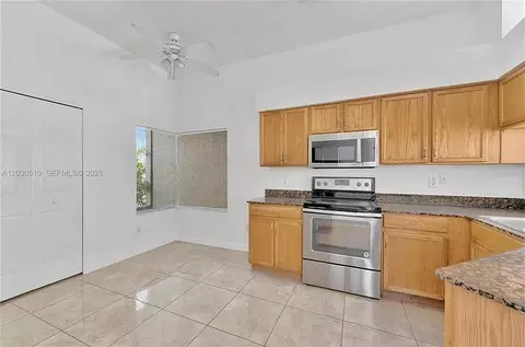 Kitchen - 11007 Whitecap Dr, Riverview, FL 33579 photo 2 of 7
