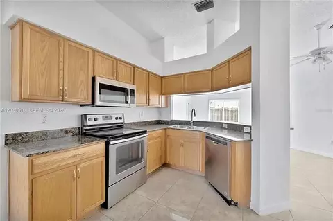 Kitchen - 11007 Whitecap Dr, Riverview, FL 33579 photo 4 of 7