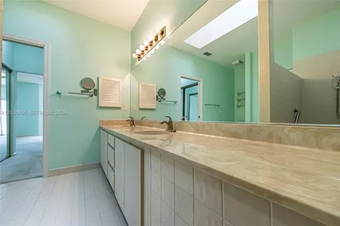 Bath - 6561 Sutton Ct, Parkland, FL 33067 photo 2 of 5