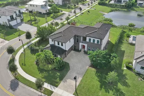 6804 N Stillwater Shores Dr, Davie, FL 33314