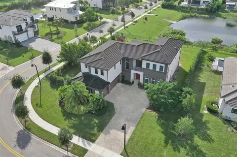 6804 N Stillwater Shores Dr, Davie, FL 33314