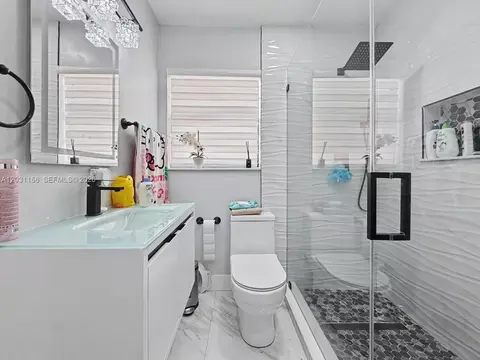 Bath - 4265 W 8th Ave, Hialeah, FL 33012 photo 2 of 5
