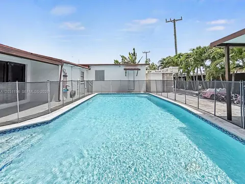 Exterior - 4265 W 8th Ave, Hialeah, FL 33012 photo 3 of 5