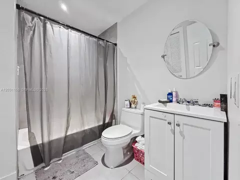 Bath - 4265 W 8th Ave, Hialeah, FL 33012 photo 4 of 5