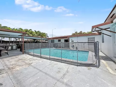 Exterior - 4265 W 8th Ave, Hialeah, FL 33012 photo 2 of 5
