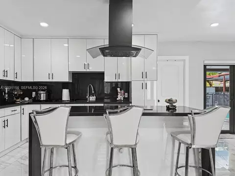 Kitchen - 4265 W 8th Ave, Hialeah, FL 33012 photo 4 of 8