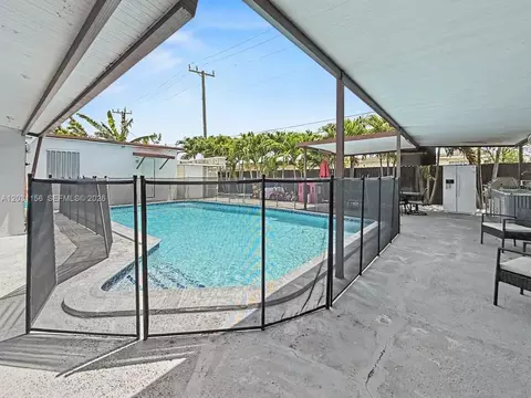 Exterior - 4265 W 8th Ave, Hialeah, FL 33012 photo 1 of 5