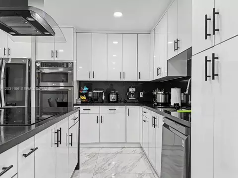Kitchen - 4265 W 8th Ave, Hialeah, FL 33012 photo 5 of 8