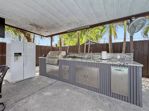 Kitchen - 4265 W 8th Ave, Hialeah, FL 33012 photo 6 of 8