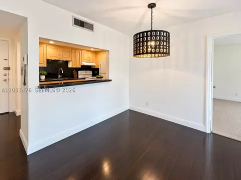 Dining - 140 Lakeview Dr #211, Weston, FL 33326 photo 1 of 1