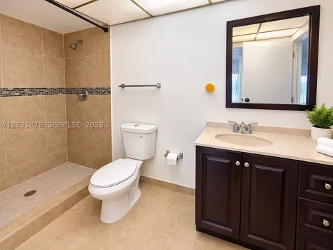 Bath - 140 Lakeview Dr #211, Weston, FL 33326 photo 1 of 2