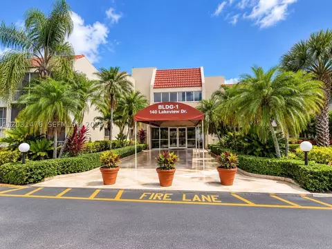 140 Lakeview Dr #211, Weston, FL 33326