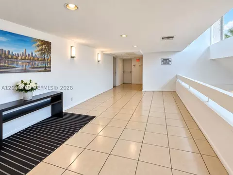 Entry Way - 140 Lakeview Dr #211, Weston, FL 33326 photo 2 of 2