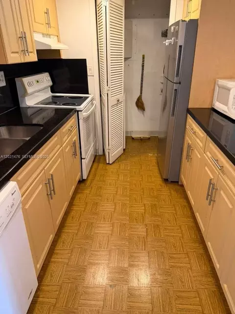 140 Lakeview Dr #211, Weston, FL 33326 photo 8